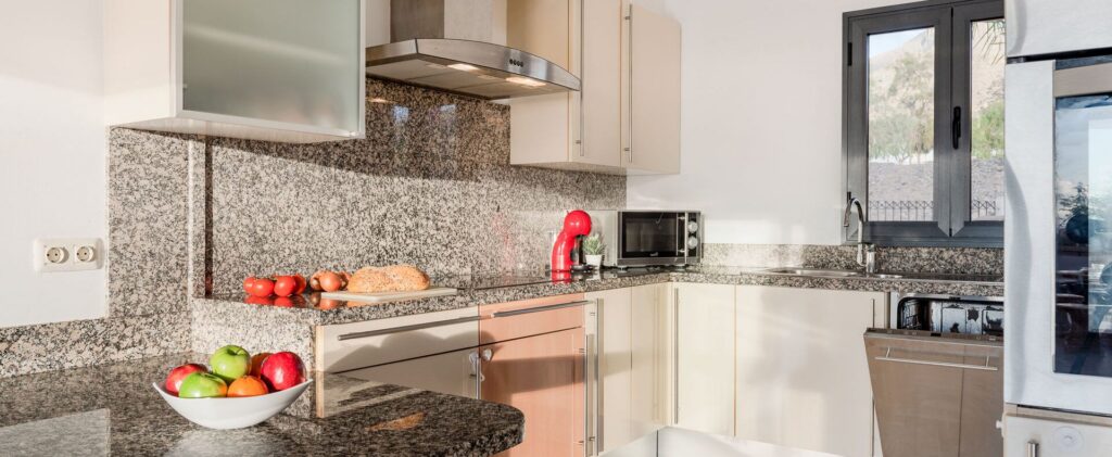 Townhouse in Joyas Del Duque 3 bedr and private heated pool